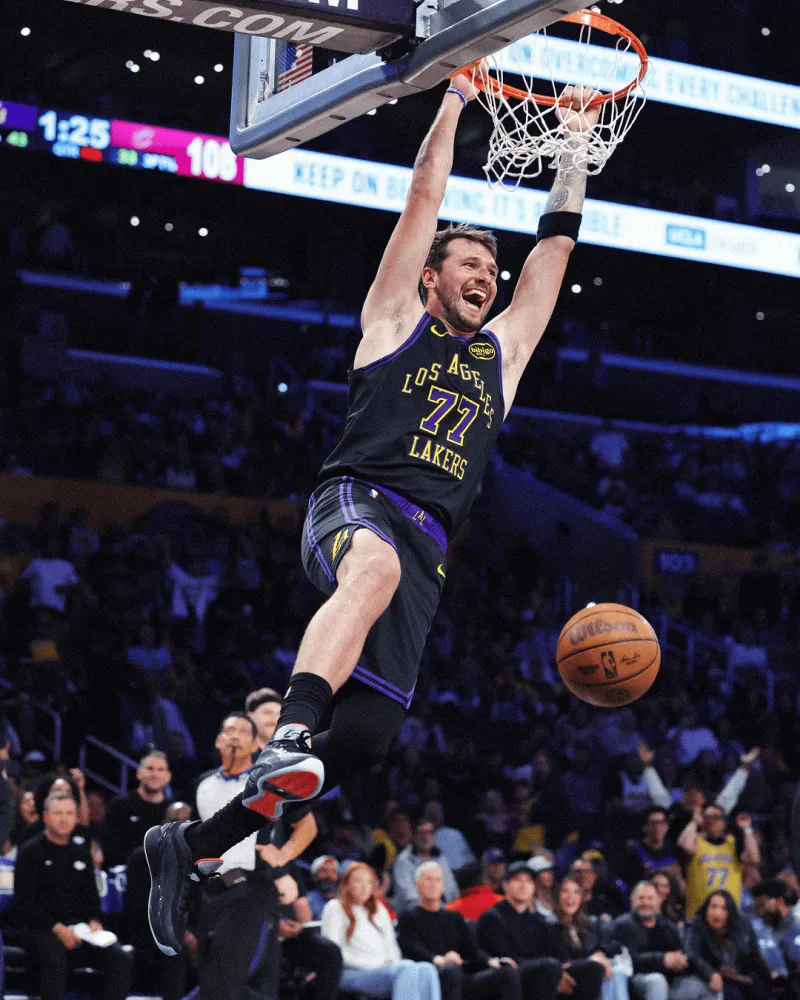 世界杯比赛在线观看入口-双手爆扣！NBA官方晒出东契奇今日双手飞扣照：微笑的卢卡