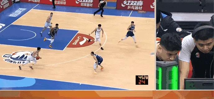 世界杯比赛在线观看入口-谷泽浴快攻时被青岛球员两人夹击撞倒，裁判吹罚普通犯规